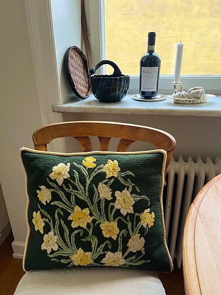 Prydnadskudde grön med broderade påskliljor