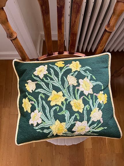 Prydnadskudde grön med broderade påskliljor