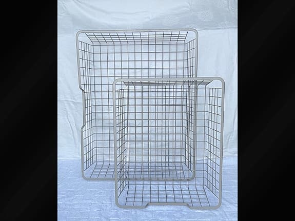 2 trådbackar i ljusgrå pulverlackerad metall – olika storlekar