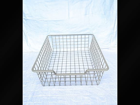 2 trådbackar i ljusgrå pulverlackerad metall – olika storlekar