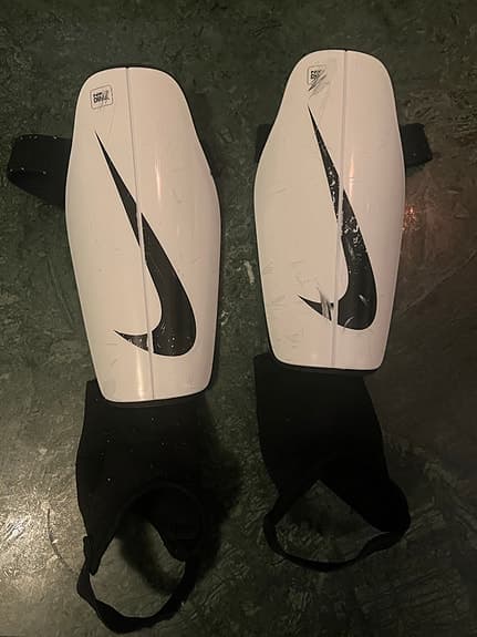 Nike charge benskydd barn/junior