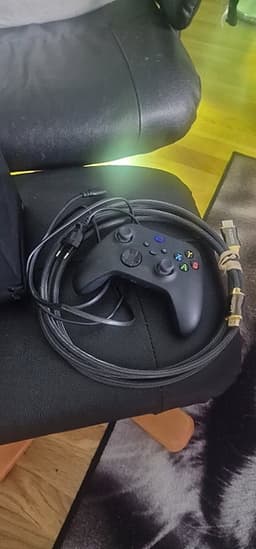 Microsoft Xbox Series X spelkonsol svart med handkontroll och kablar