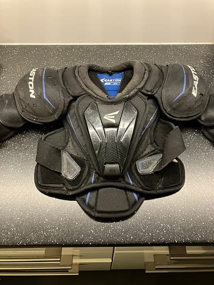 Axelskydd Easton JR  ishockey svart blå storlek M