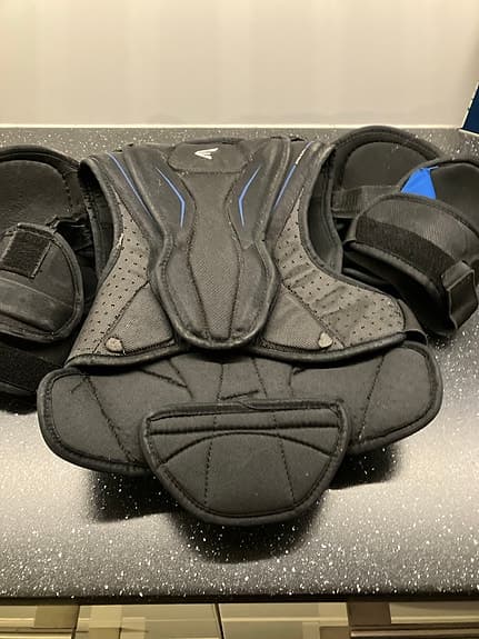 Axelskydd Easton JR  ishockey svart blå storlek M