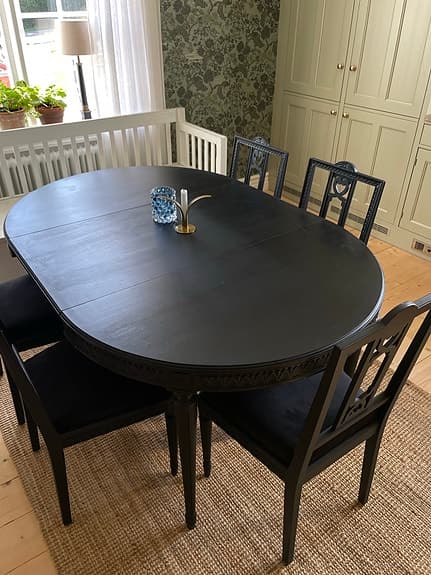 Gustaviansk matgrupp 6 stolar + 2 iläggskivor