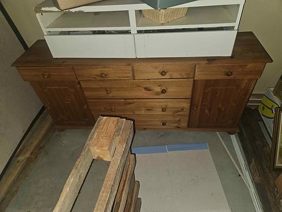 Byrå i furu med lådor och skåp