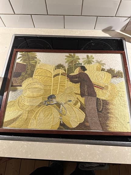 Handgjord asiatisk broderad tavla – Unik textilkonst i ram