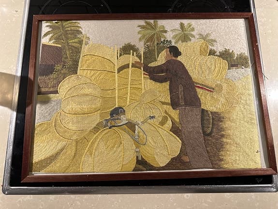 Handgjord asiatisk broderad tavla – Unik textilkonst i ram