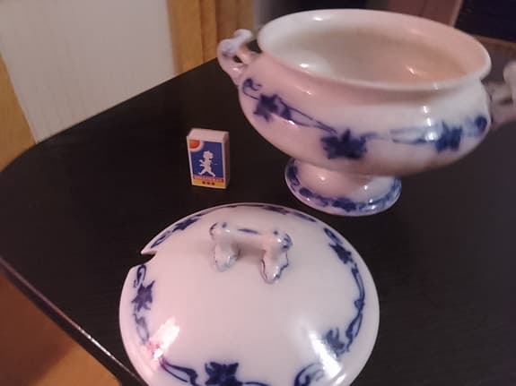 Terrin porslin vit blå dekor med lock