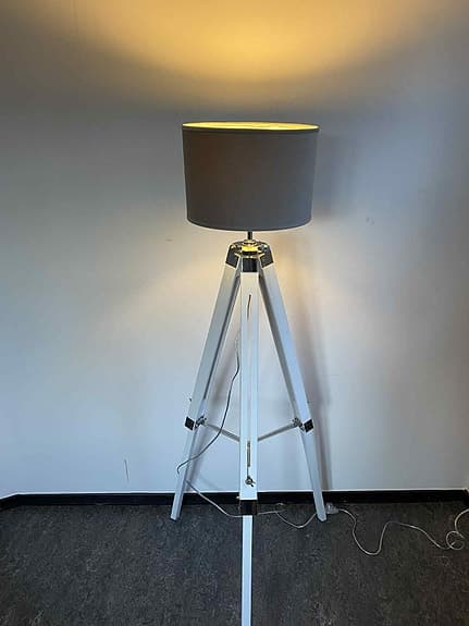 Golvlampa stativ vit med grå lampskärm