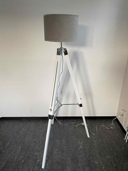 Golvlampa stativ vit med grå lampskärm