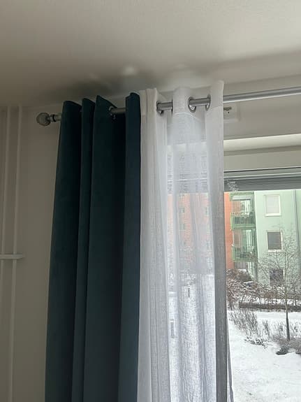 Blåa gardiner med ljusa spetsgardiner