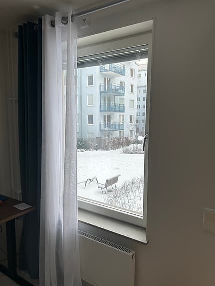 Blåa gardiner med ljusa spetsgardiner