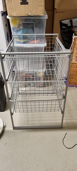 Förvaringsställ med trådkorgar metall