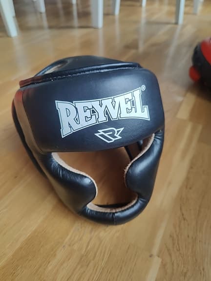 Barn boxningshjälm i äkta läder – stl. M – mycket fint skick