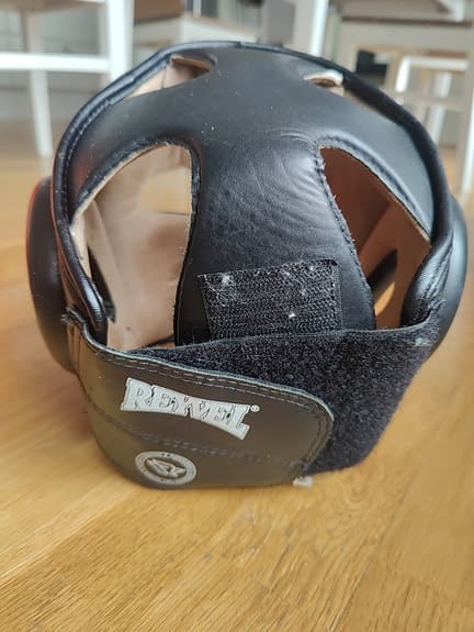 Barn boxningshjälm i äkta läder – stl. M – mycket fint skick
