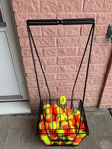 Babolat bollkorg och tretorn orange bollar (stsge 2)