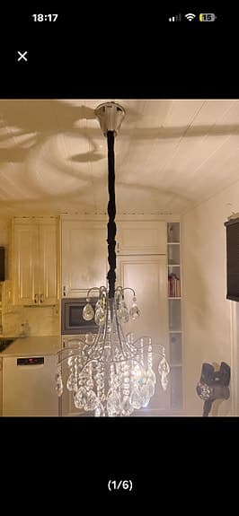 Modern vacker kristallkrona med svart sammet