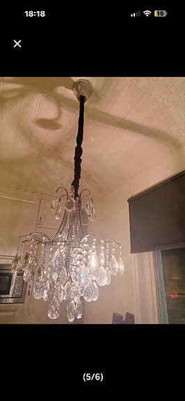 Modern vacker kristallkrona med svart sammet