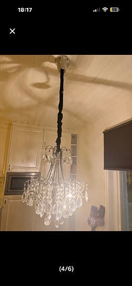 Modern vacker kristallkrona med svart sammet