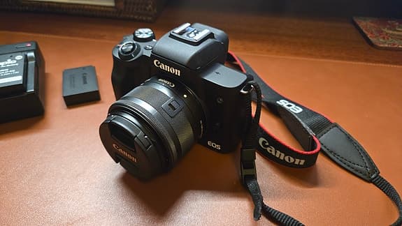 Canon EOS M50 Mark II. med org objektiv + Sigma objektiv + 3x batterier + väska