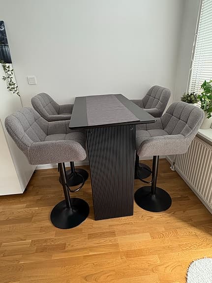 Helt nytt barbord + 4 barstolar – kvitto finns – Nypris 6500 kr