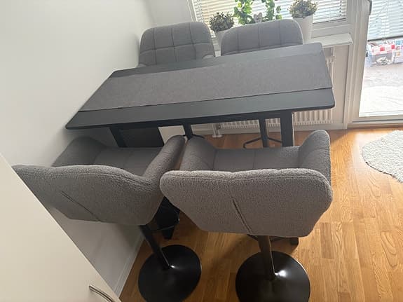 Helt nytt barbord + 4 barstolar – kvitto finns – Nypris 6500 kr
