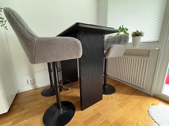 Helt nytt barbord + 4 barstolar – kvitto finns – Nypris 6500 kr