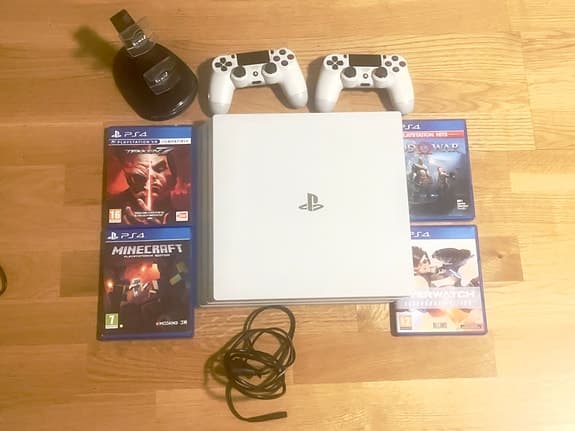 Sony Playstation 4  2TB spelkonsol vit med två handkontroller och 4 st spel