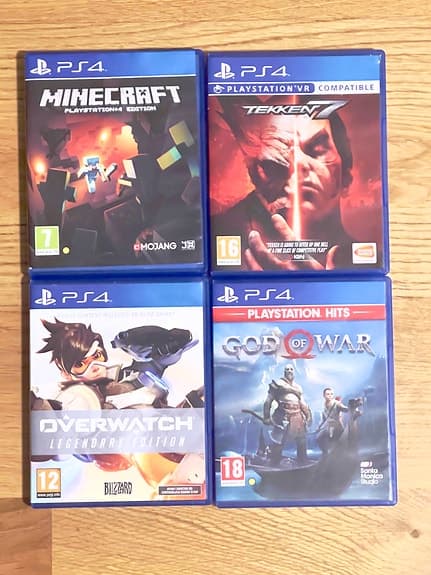 Sony Playstation 4  2TB spelkonsol vit med två handkontroller och 4 st spel