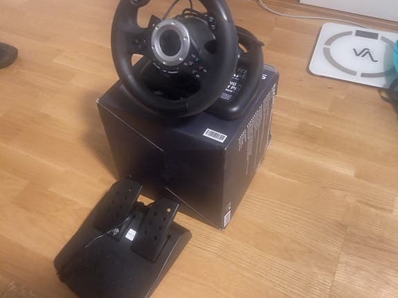 Sony Playstation 4  2TB spelkonsol vit med två handkontroller och 4 st spel