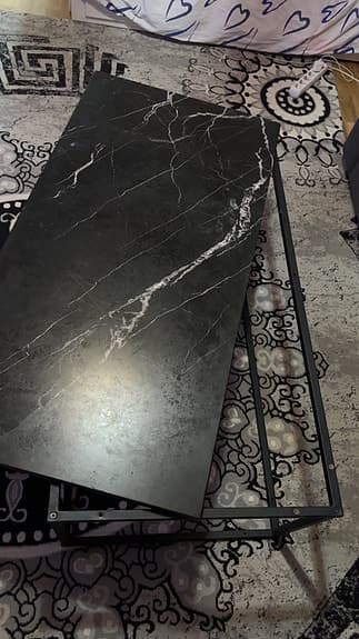 Ikea soffbord svart marmormönstrad skiva metallstativ