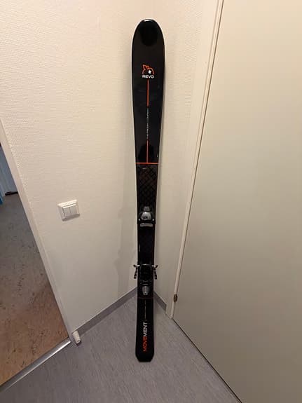 Movement Revo 91 skidor Marker griffon 13 id monterade