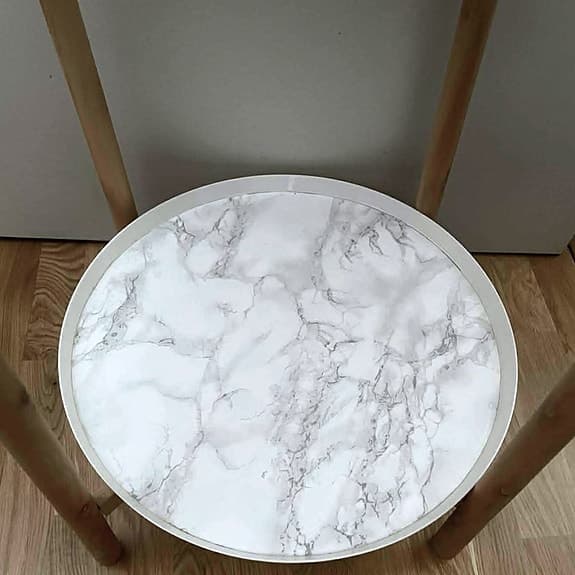 Fint brickbord, trä med 2 plastbrickor, retro svart vit mönster/ marmor