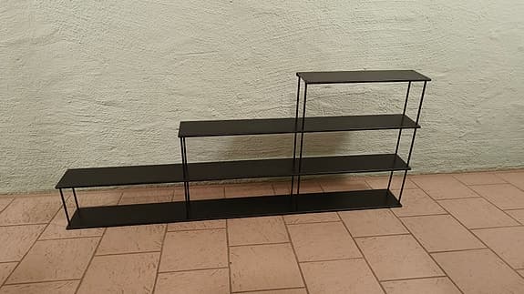 Svart plåthylla