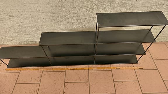 Svart plåthylla
