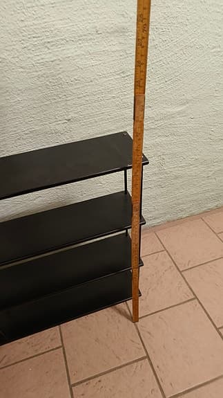 Svart plåthylla