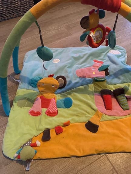 Baby gym i fint skick – färgglatt och roligt 🧡💚