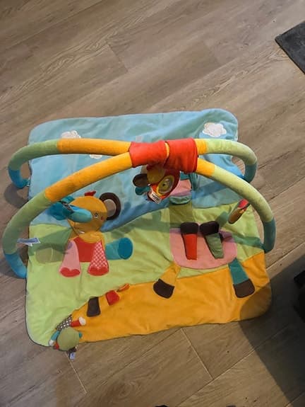 Baby gym i fint skick – färgglatt och roligt 🧡💚