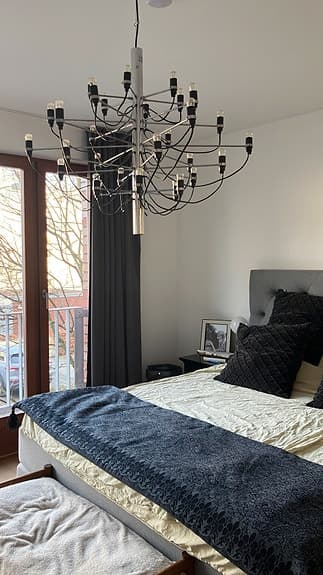 Flos 2097/30 i krom, formgiven av Gino Sarfatti