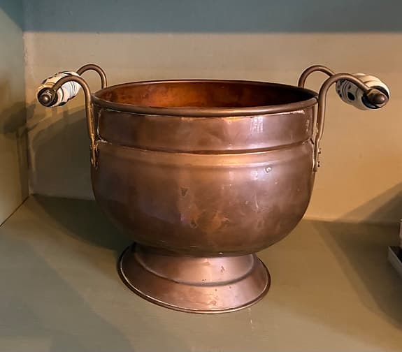 Kruka i koppar med keramiska handtag