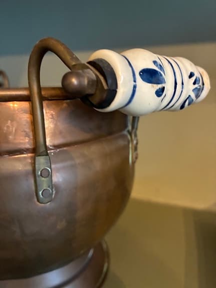 Kruka i koppar med keramiska handtag