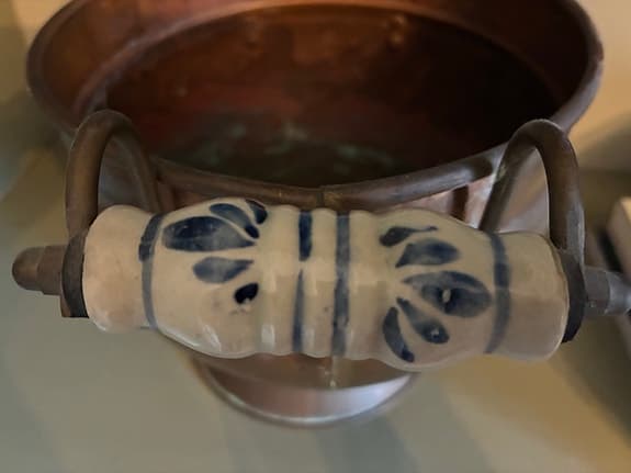 Kruka i koppar med keramiska handtag