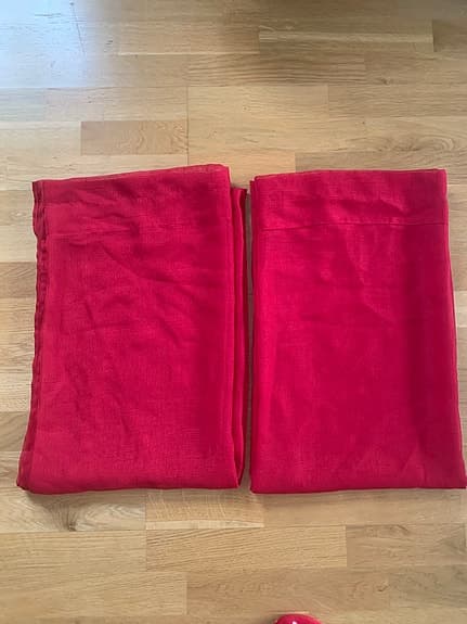 Röda Gardiner med diskret mönster
