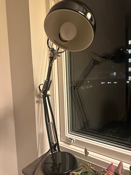 Skrivbordslampa från IKEA – svart