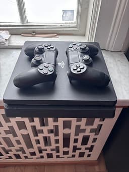 Sony Playstation 4 spelkonsol svart med handkontroller