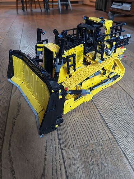 LEGO Technic 42131 - CAT D11 Bulldozer