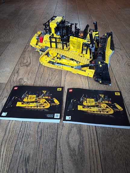 LEGO Technic 42131 - CAT D11 Bulldozer