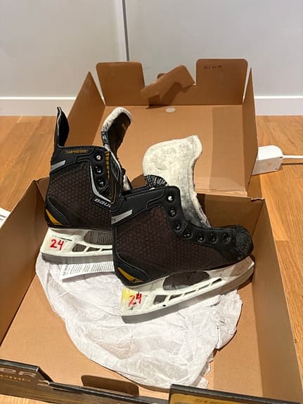 Bauer Supreme One Elite ishockeyskridskor junior svart storlek Y12R