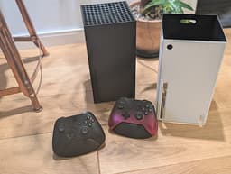 Microsoft Xbox Series X med två handkontroller och ställ